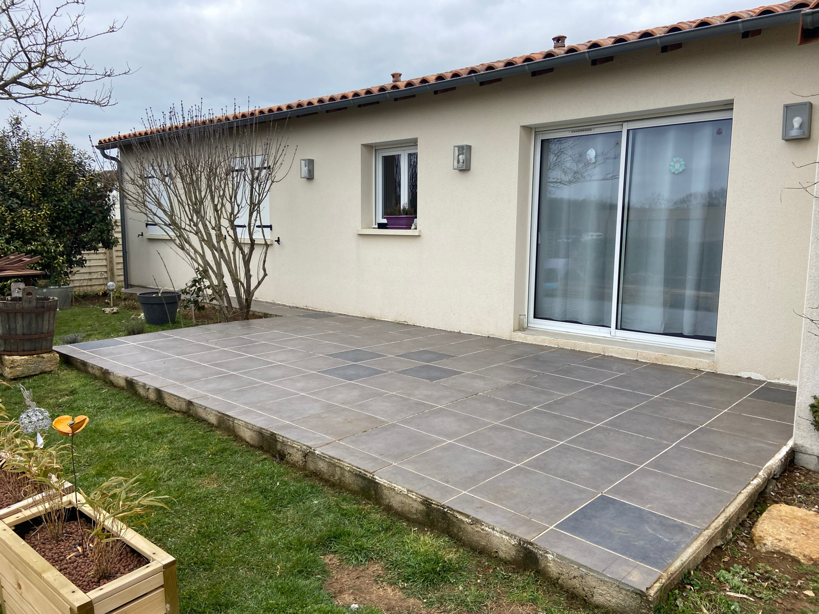 Ancienne terrasse carrelée avant la construction d’une terrasse en bois