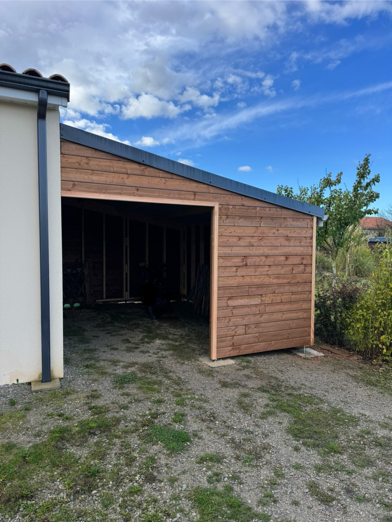 Carport adossé en bois avec bardage et toiture en bac acier dans la Vienne (86).