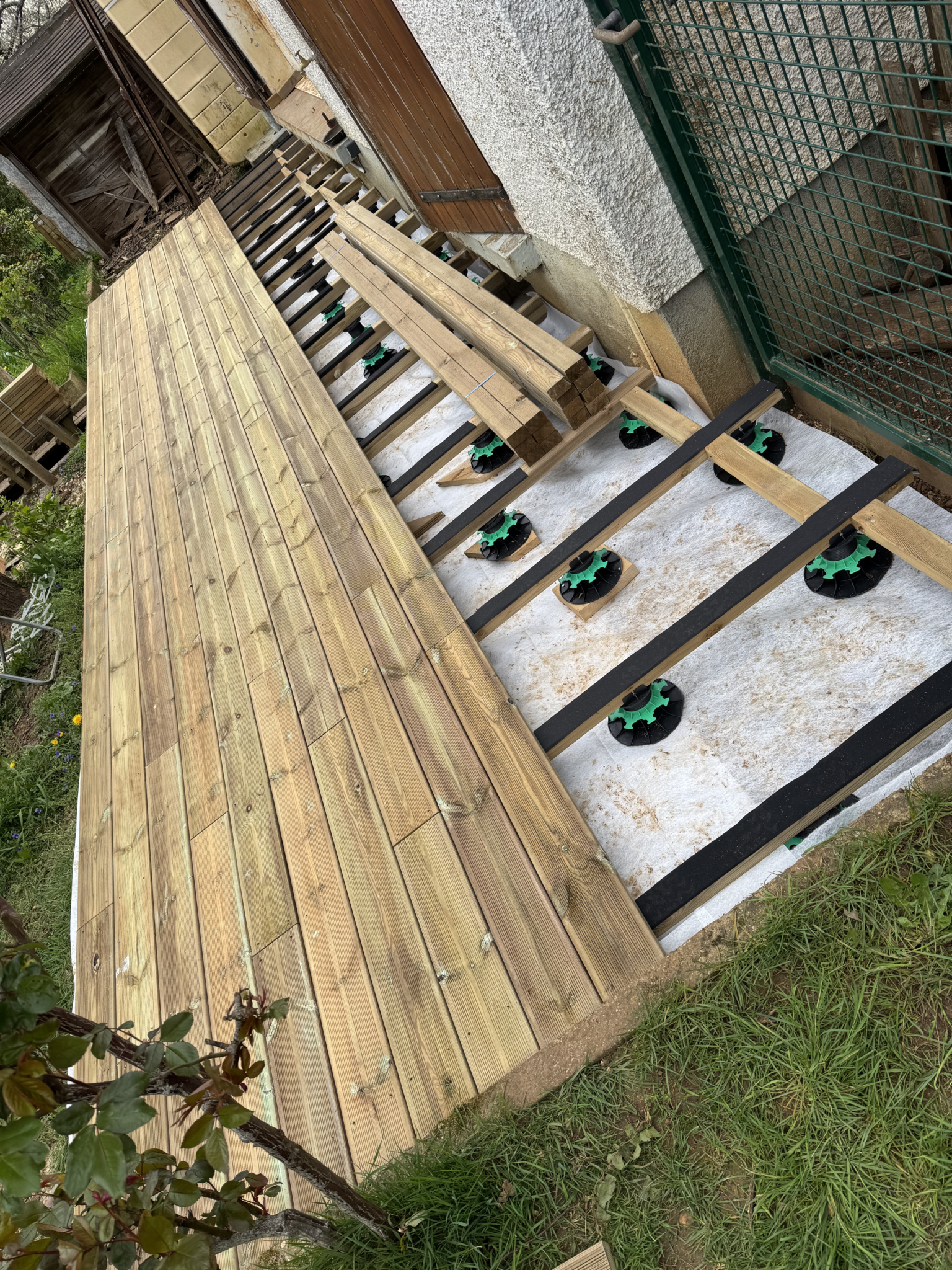Construction d’une terrasse en bois sur plots réglables