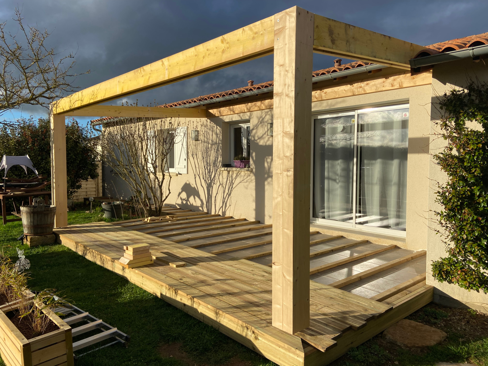 Construction d’une terrasse et d’une pergola en bois adossée à la maison