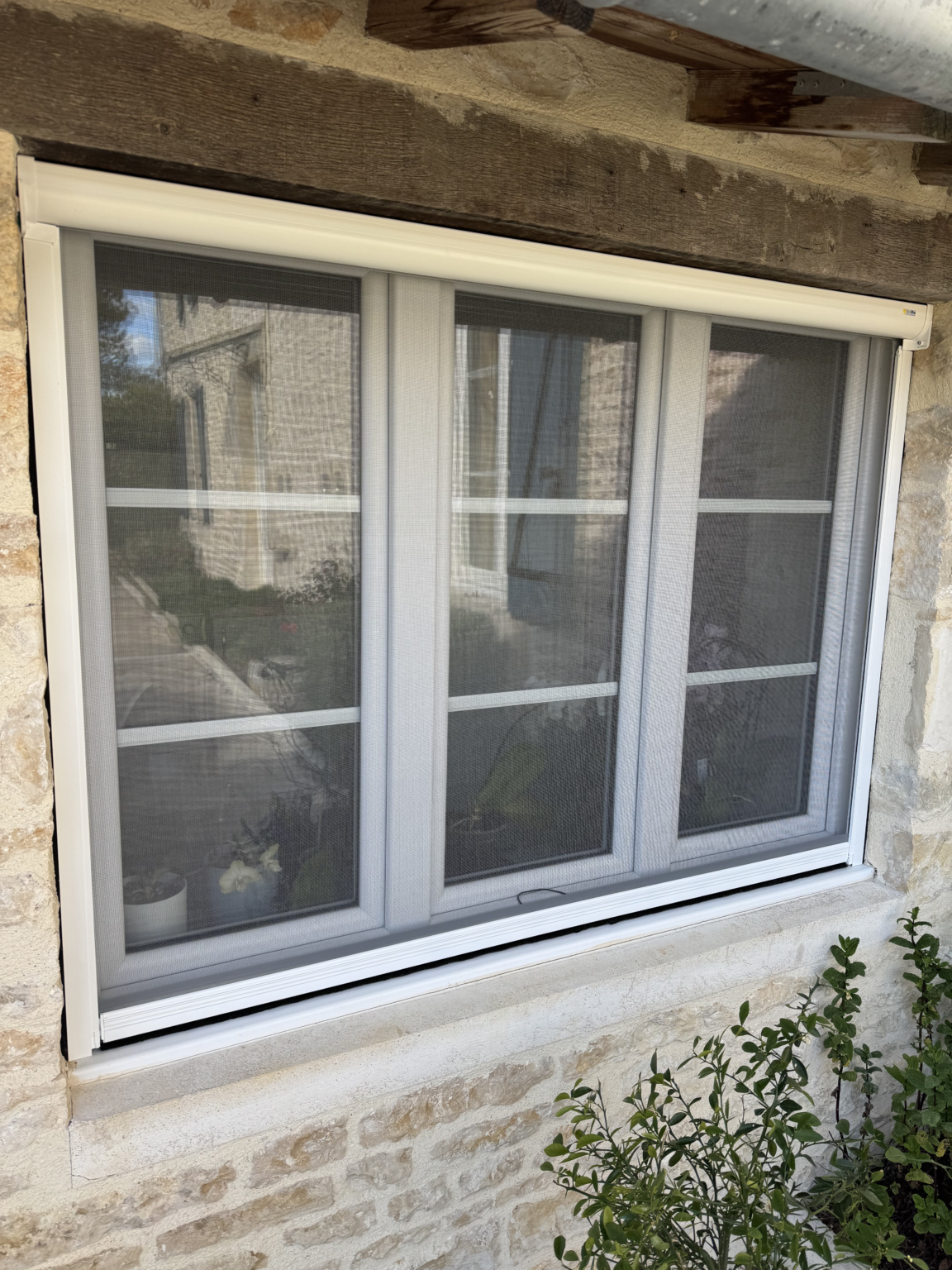 Moustiquaire enroulable sur mesure installée sur une fenêtre en Vienne