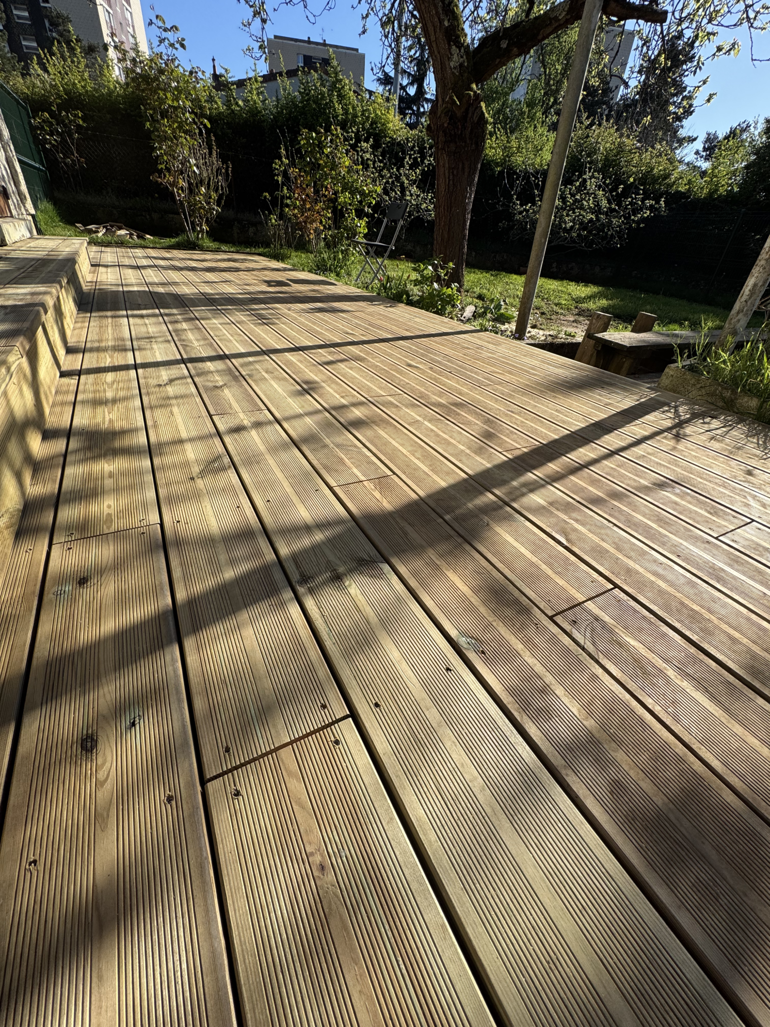 Terrasse en bois sur mesure avec lames rainurées en Vienne 86